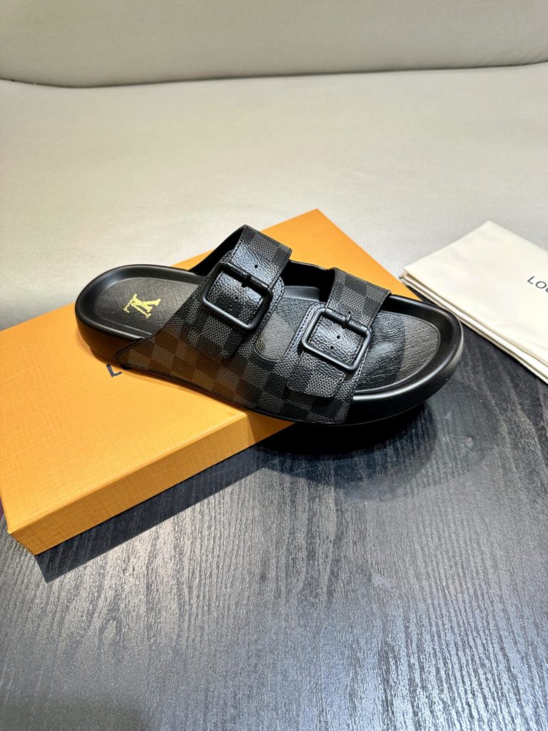 LV Louis Vuitton sandals luxury men's slippers, 1:1 high-end quality, original material, relaxed and comfortable casual sunshine, the highest version of high-quality boutiques, must be entered in summer! Size：38-46