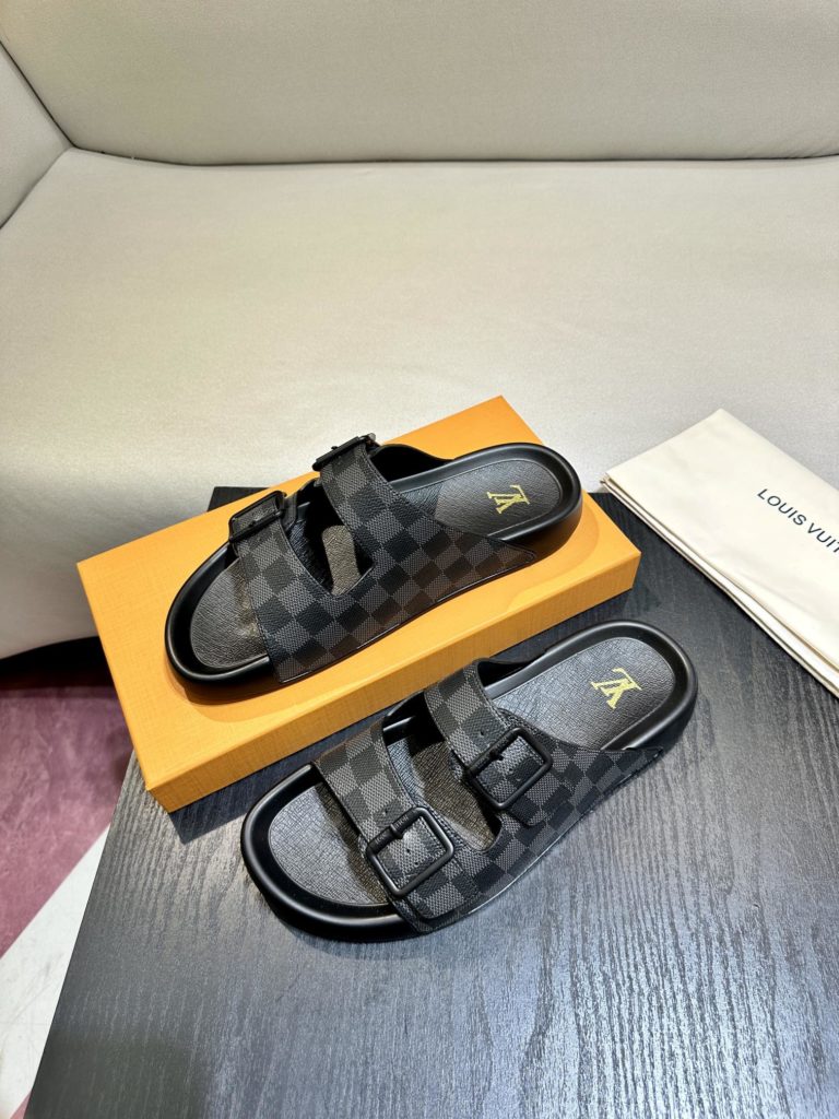 LV Louis Vuitton sandals luxury men's slippers, 1:1 high-end quality, original material, relaxed and comfortable casual sunshine, the highest version of high-quality boutiques, must be entered in summer! Size：38-46