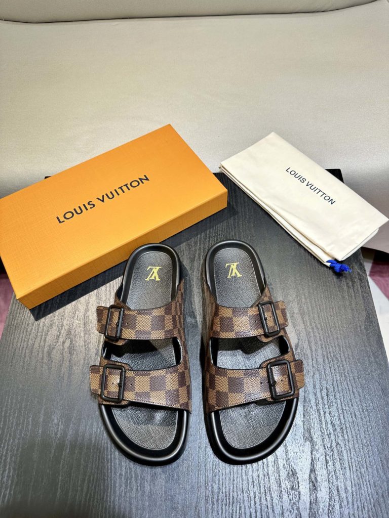 LV Louis Vuitton sandals luxury men's slippers, 1:1 high-end quality, original material, relaxed and comfortable casual sunshine, the highest version of high-quality boutiques, must be entered in summer! Size：38-46