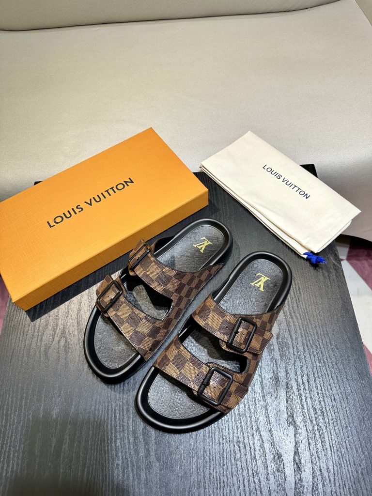 LV Louis Vuitton sandals luxury men's slippers, 1:1 high-end quality, original material, relaxed and comfortable casual sunshine, the highest version of high-quality boutiques, must be entered in summer! Size：38-46