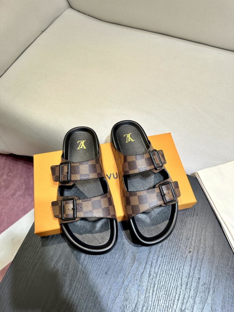 LV Louis Vuitton sandals luxury men's slippers, 1:1 high-end quality, original material, relaxed and comfortable casual sunshine, the highest version of high-quality boutiques, must be entered in summer! Size：38-46