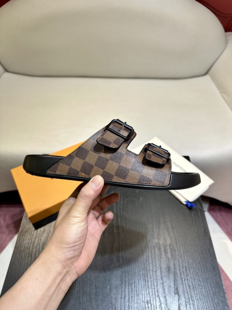 LV Louis Vuitton sandals luxury men's slippers, 1:1 high-end quality, original material, relaxed and comfortable casual sunshine, the highest version of high-quality boutiques, must be entered in summer! Size：38-46