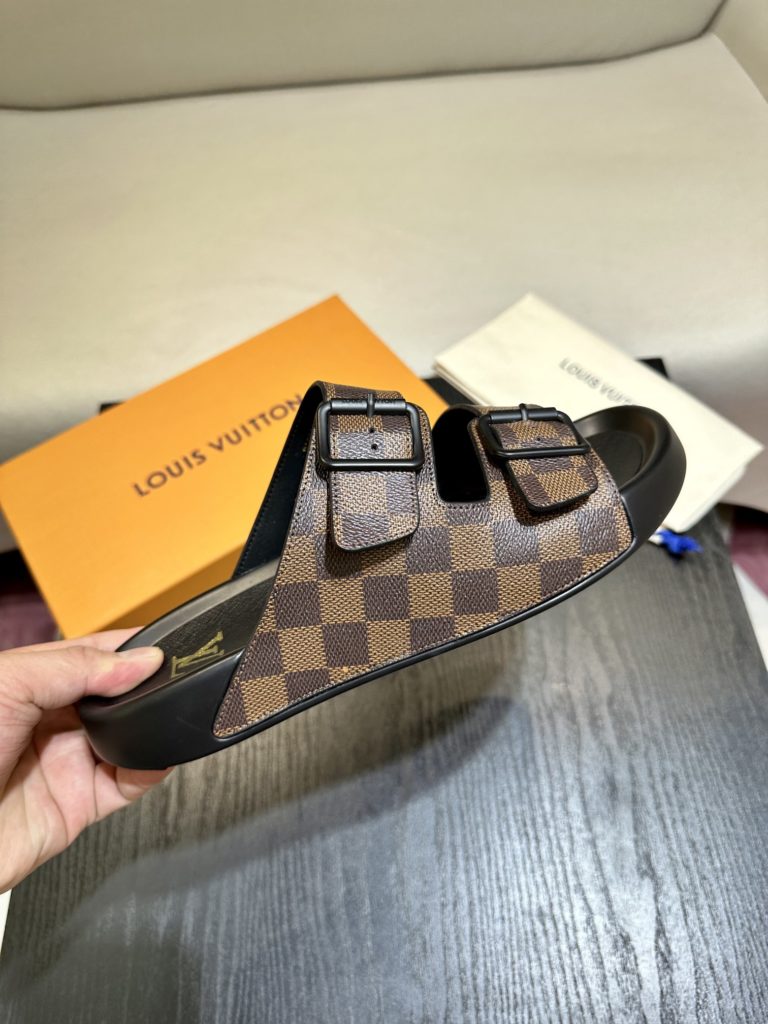 LV Louis Vuitton sandals luxury men's slippers, 1:1 high-end quality, original material, relaxed and comfortable casual sunshine, the highest version of high-quality boutiques, must be entered in summer! Size：38-46