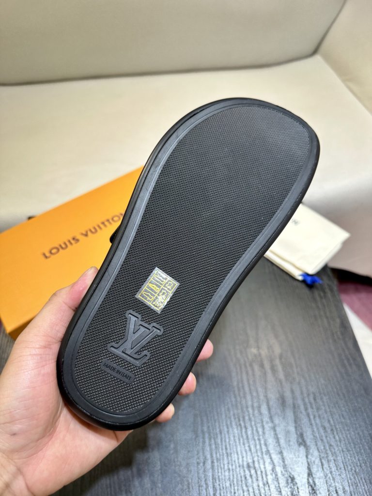 LV Louis Vuitton sandals luxury men's slippers, 1:1 high-end quality, original material, relaxed and comfortable casual sunshine, the highest version of high-quality boutiques, must be entered in summer! Size：38-46