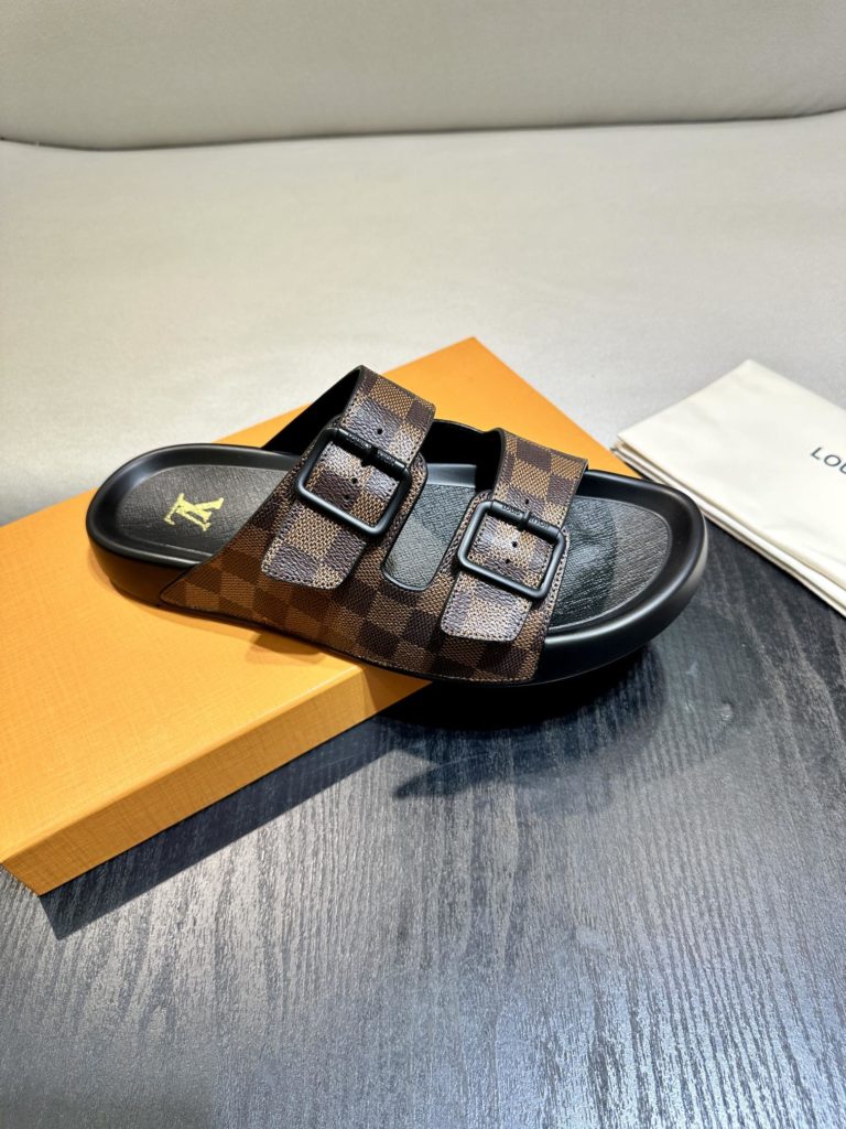 LV Louis Vuitton sandals luxury men's slippers, 1:1 high-end quality, original material, relaxed and comfortable casual sunshine, the highest version of high-quality boutiques, must be entered in summer! Size：38-46