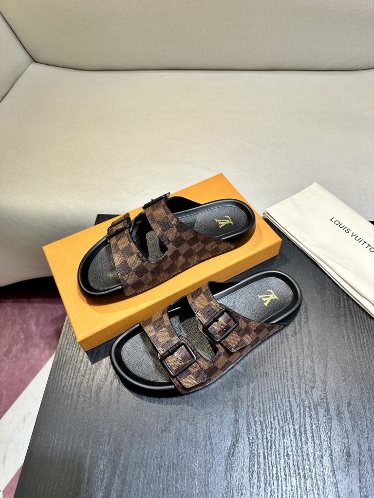 LV Louis Vuitton sandals luxury men's slippers, 1:1 high-end quality, original material, relaxed and comfortable casual sunshine, the highest version of high-quality boutiques, must be entered in summer! Size：38-46