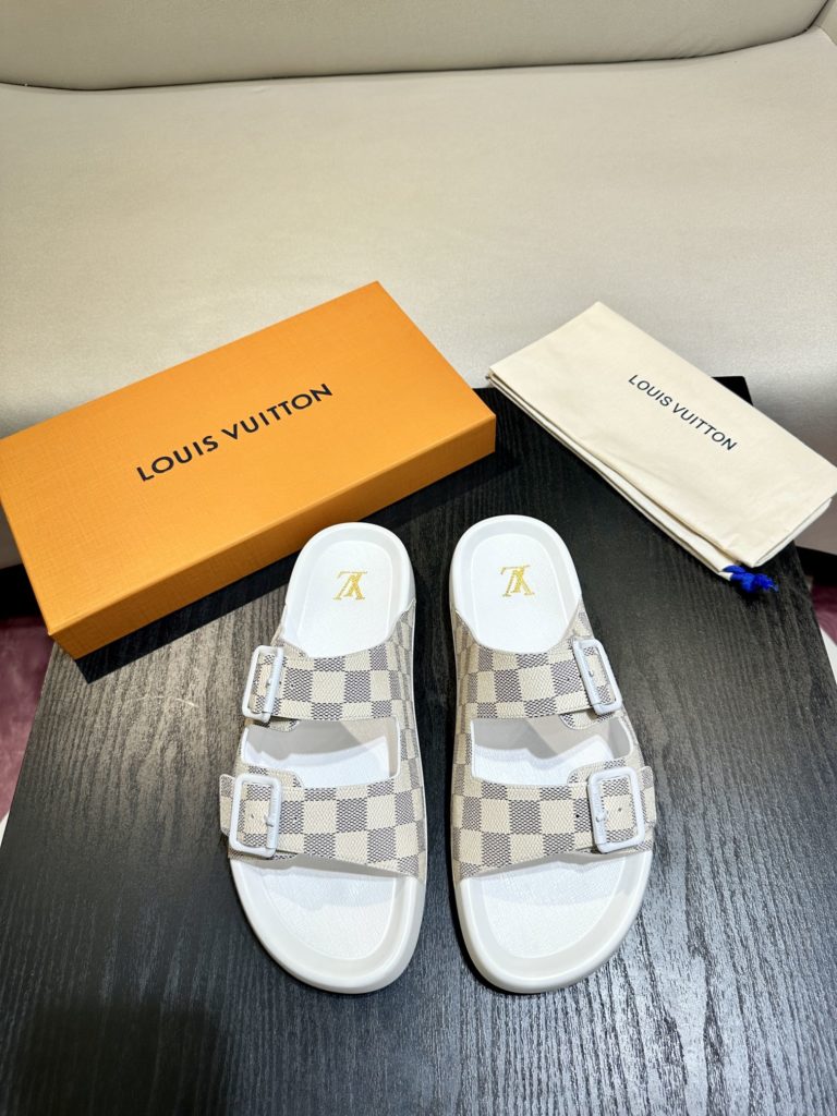 LV Louis Vuitton sandals luxury men's slippers, 1:1 high-end quality, original material, relaxed and comfortable casual sunshine, the highest version of high-quality boutiques, must be entered in summer! Size：38-46