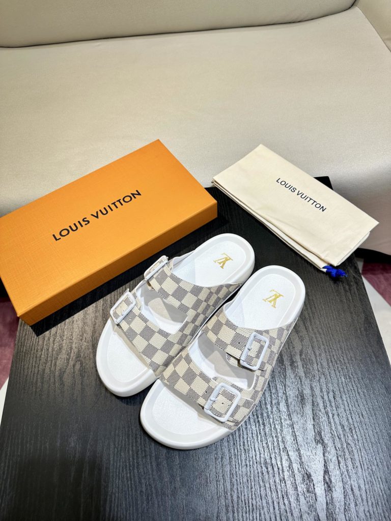 LV Louis Vuitton sandals luxury men's slippers, 1:1 high-end quality, original material, relaxed and comfortable casual sunshine, the highest version of high-quality boutiques, must be entered in summer! Size：38-46