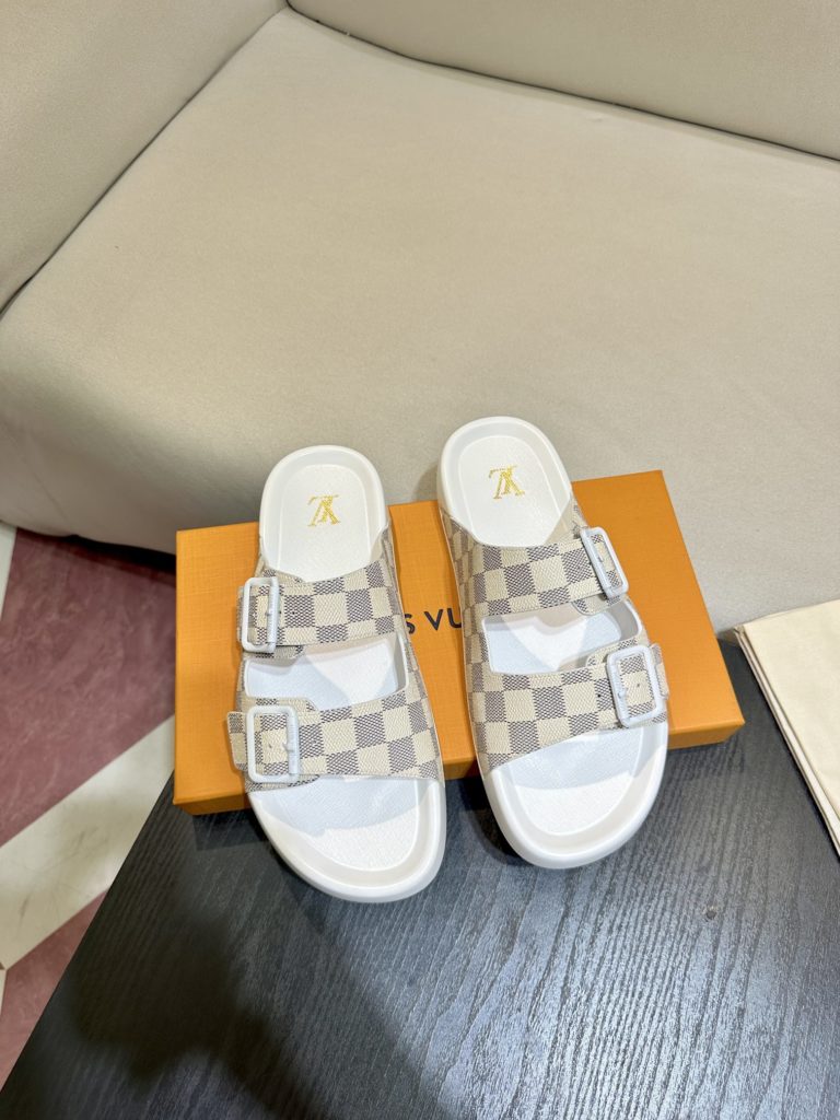 LV Louis Vuitton sandals luxury men's slippers, 1:1 high-end quality, original material, relaxed and comfortable casual sunshine, the highest version of high-quality boutiques, must be entered in summer! Size：38-46