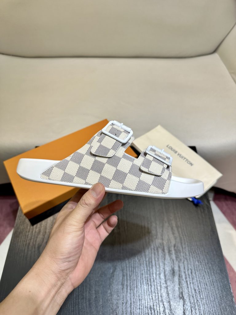 LV Louis Vuitton sandals luxury men's slippers, 1:1 high-end quality, original material, relaxed and comfortable casual sunshine, the highest version of high-quality boutiques, must be entered in summer! Size：38-46