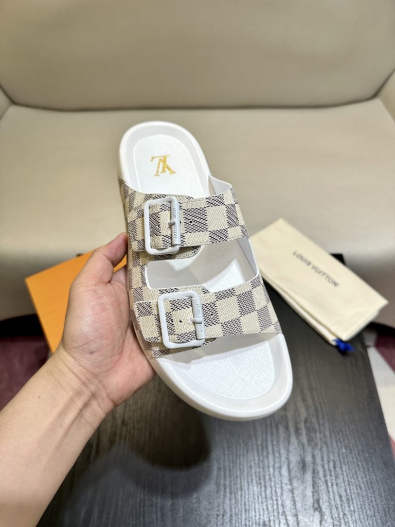 LV Louis Vuitton sandals luxury men's slippers, 1:1 high-end quality, original material, relaxed and comfortable casual sunshine, the highest version of high-quality boutiques, must be entered in summer! Size：38-46