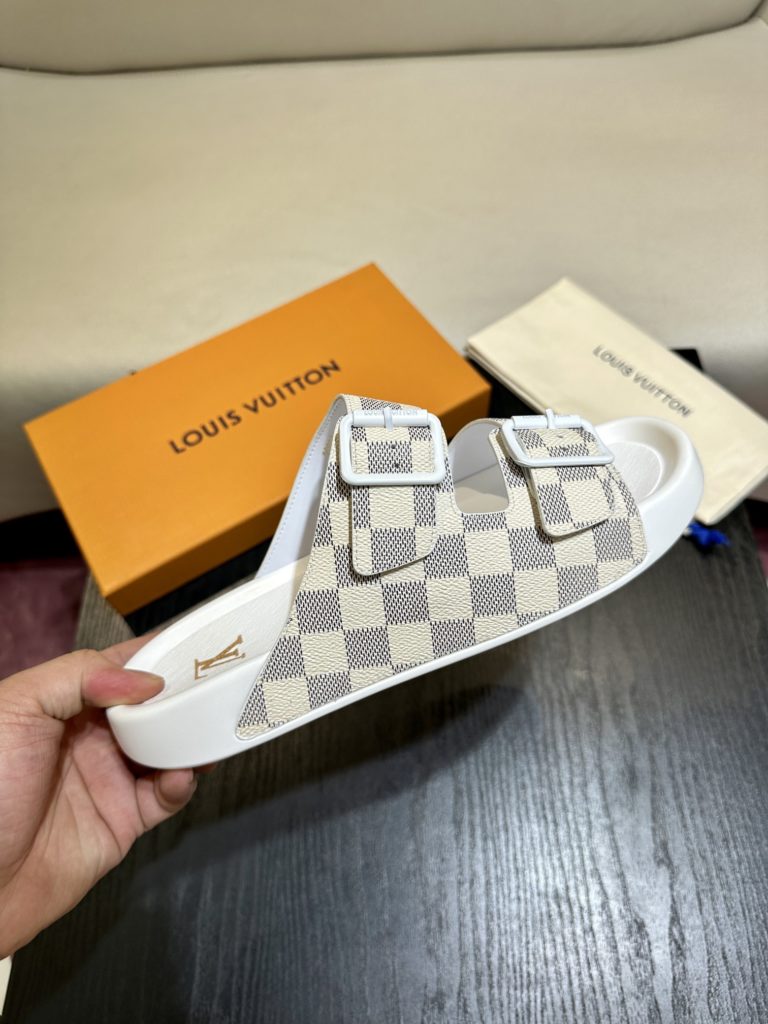 LV Louis Vuitton sandals luxury men's slippers, 1:1 high-end quality, original material, relaxed and comfortable casual sunshine, the highest version of high-quality boutiques, must be entered in summer! Size：38-46