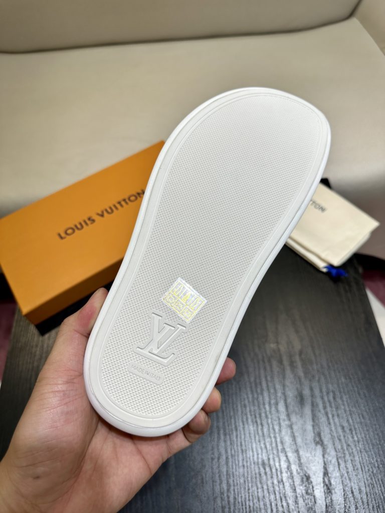 LV Louis Vuitton sandals luxury men's slippers, 1:1 high-end quality, original material, relaxed and comfortable casual sunshine, the highest version of high-quality boutiques, must be entered in summer! Size：38-46