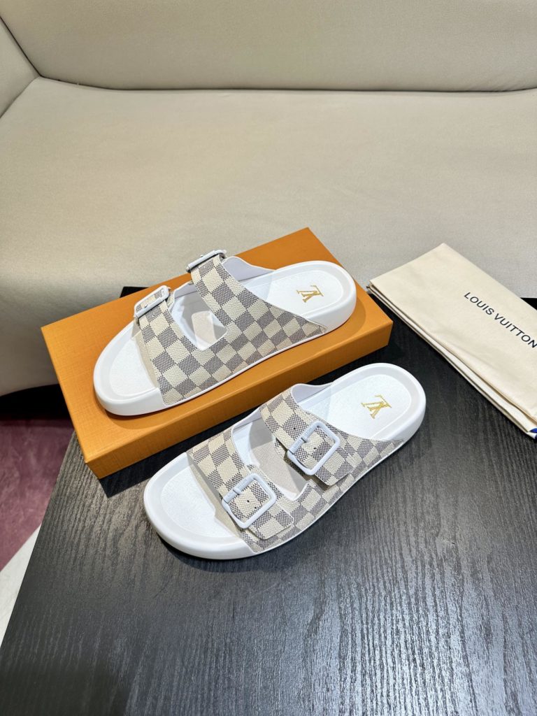 LV Louis Vuitton sandals luxury men's slippers, 1:1 high-end quality, original material, relaxed and comfortable casual sunshine, the highest version of high-quality boutiques, must be entered in summer! Size：38-46