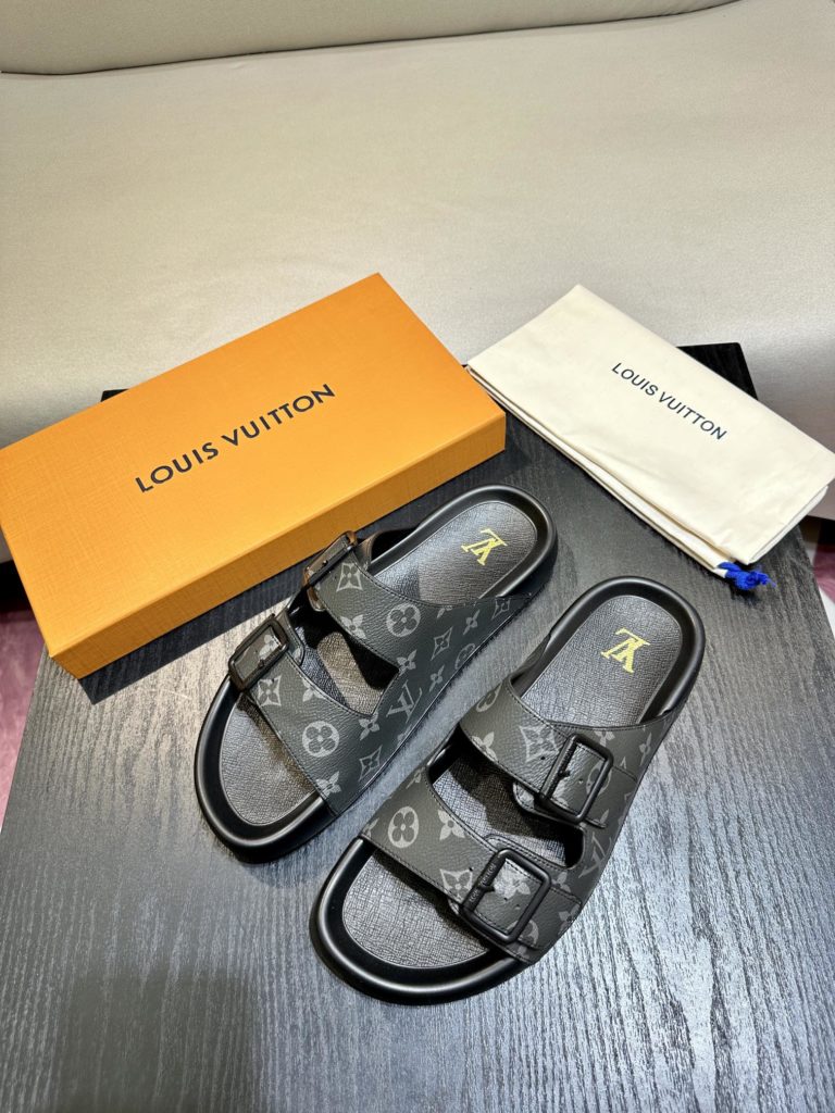 LV Louis Vuitton sandals luxury men's slippers, 1:1 high-end quality, original material, relaxed and comfortable casual sunshine, the highest version of high-quality boutiques, must be entered in summer! Size：38-46