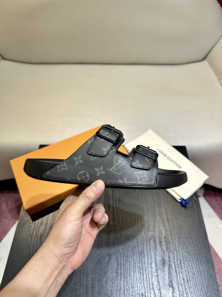 LV Louis Vuitton sandals luxury men's slippers, 1:1 high-end quality, original material, relaxed and comfortable casual sunshine, the highest version of high-quality boutiques, must be entered in summer! Size：38-46