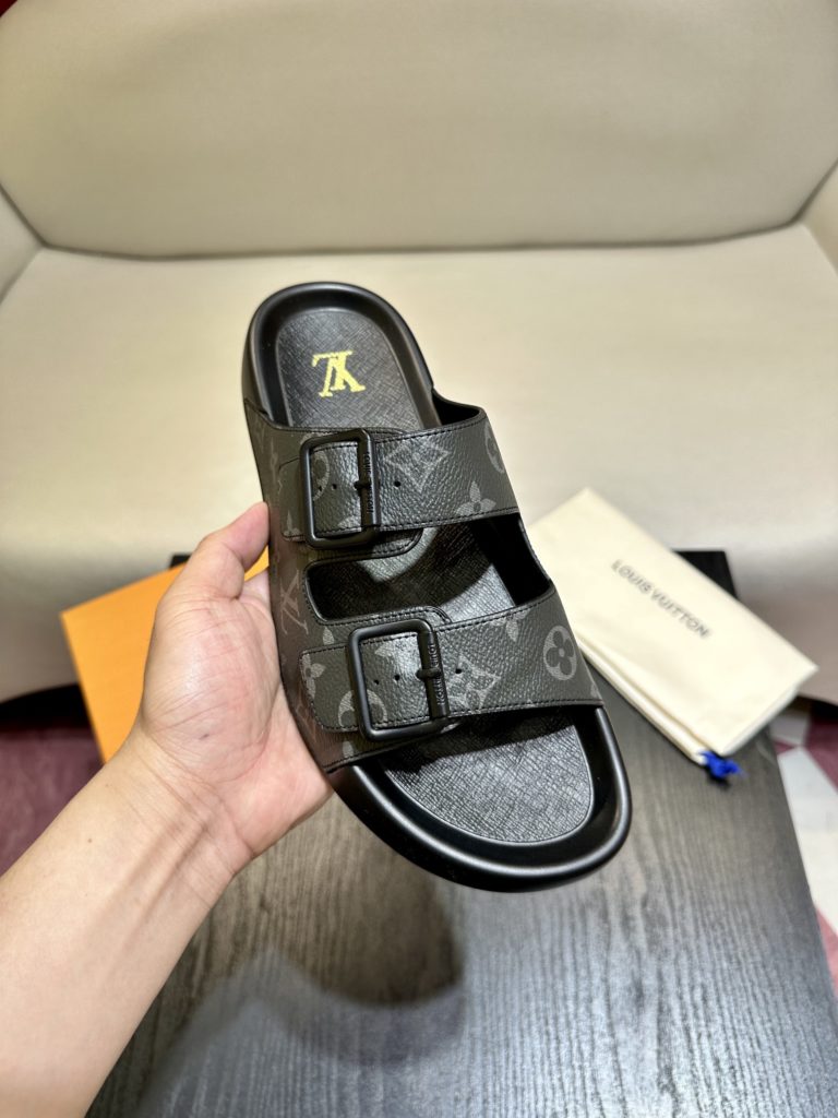 LV Louis Vuitton sandals luxury men's slippers, 1:1 high-end quality, original material, relaxed and comfortable casual sunshine, the highest version of high-quality boutiques, must be entered in summer! Size：38-46