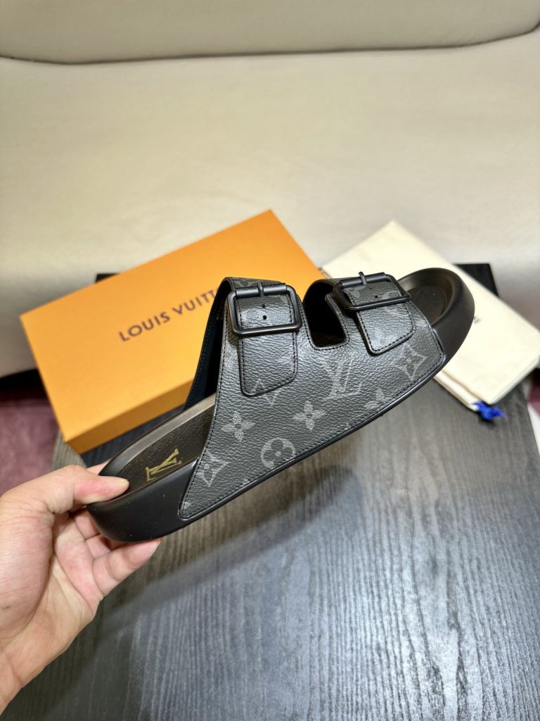 LV Louis Vuitton sandals luxury men's slippers, 1:1 high-end quality, original material, relaxed and comfortable casual sunshine, the highest version of high-quality boutiques, must be entered in summer! Size：38-46