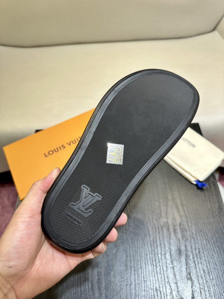 LV Louis Vuitton sandals luxury men's slippers, 1:1 high-end quality, original material, relaxed and comfortable casual sunshine, the highest version of high-quality boutiques, must be entered in summer! Size：38-46