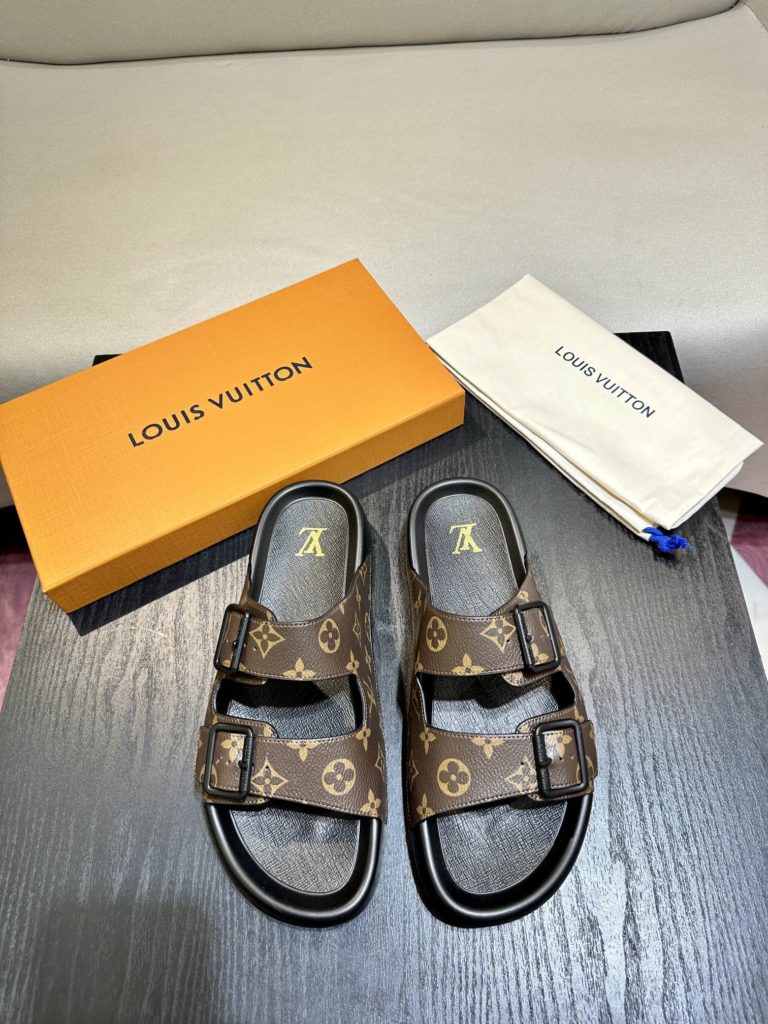 LV Louis Vuitton sandals luxury men's slippers, 1:1 high-end quality, original material, relaxed and comfortable casual sunshine, the highest version of high-quality boutiques, must be entered in summer! Size：38-46