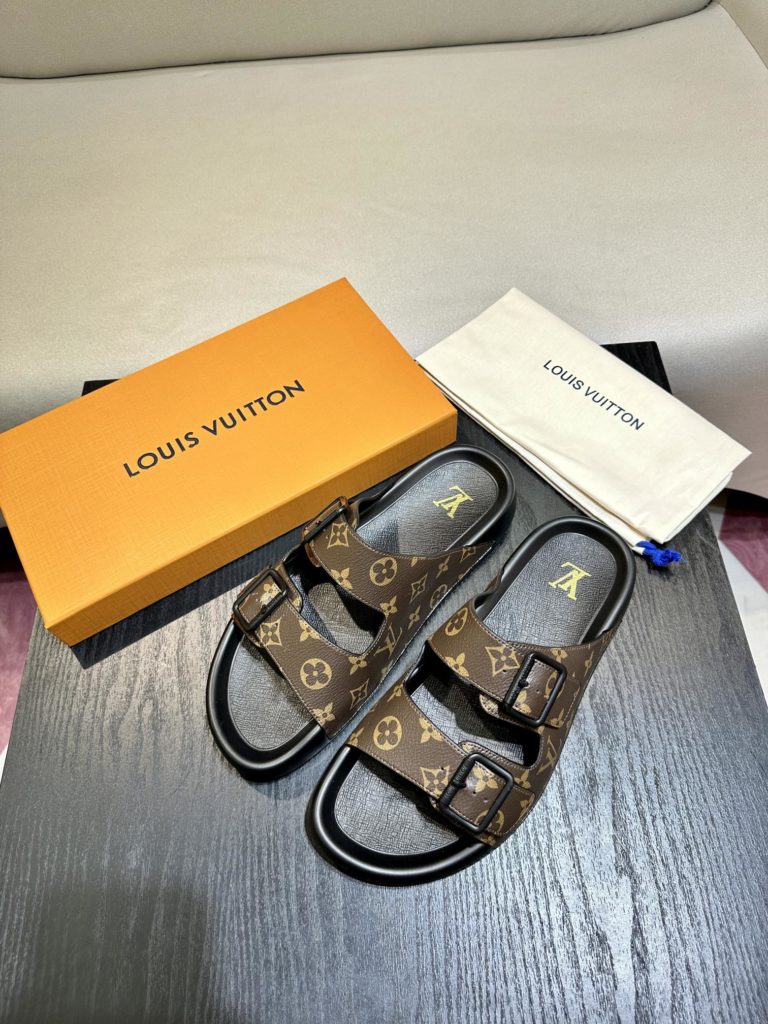 LV Louis Vuitton sandals luxury men's slippers, 1:1 high-end quality, original material, relaxed and comfortable casual sunshine, the highest version of high-quality boutiques, must be entered in summer! Size：38-46