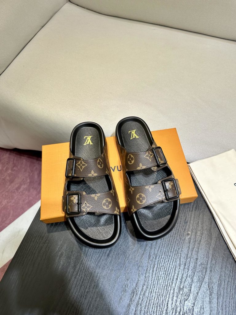 LV Louis Vuitton sandals luxury men's slippers, 1:1 high-end quality, original material, relaxed and comfortable casual sunshine, the highest version of high-quality boutiques, must be entered in summer! Size：38-46