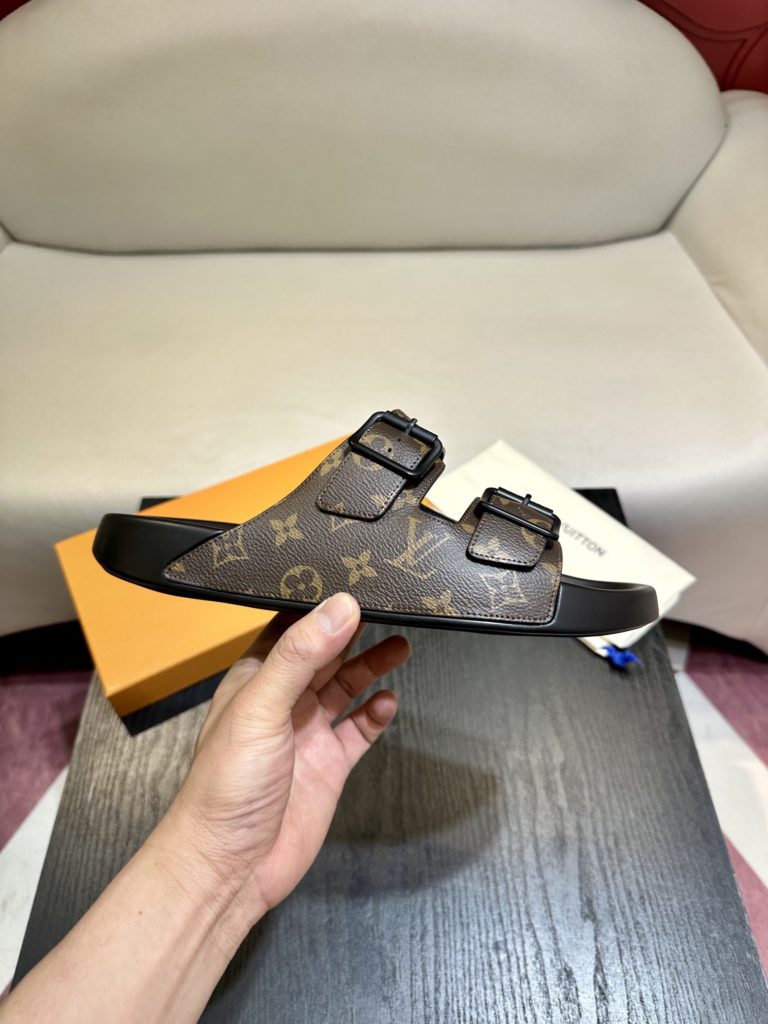 LV Louis Vuitton sandals luxury men's slippers, 1:1 high-end quality, original material, relaxed and comfortable casual sunshine, the highest version of high-quality boutiques, must be entered in summer! Size：38-46