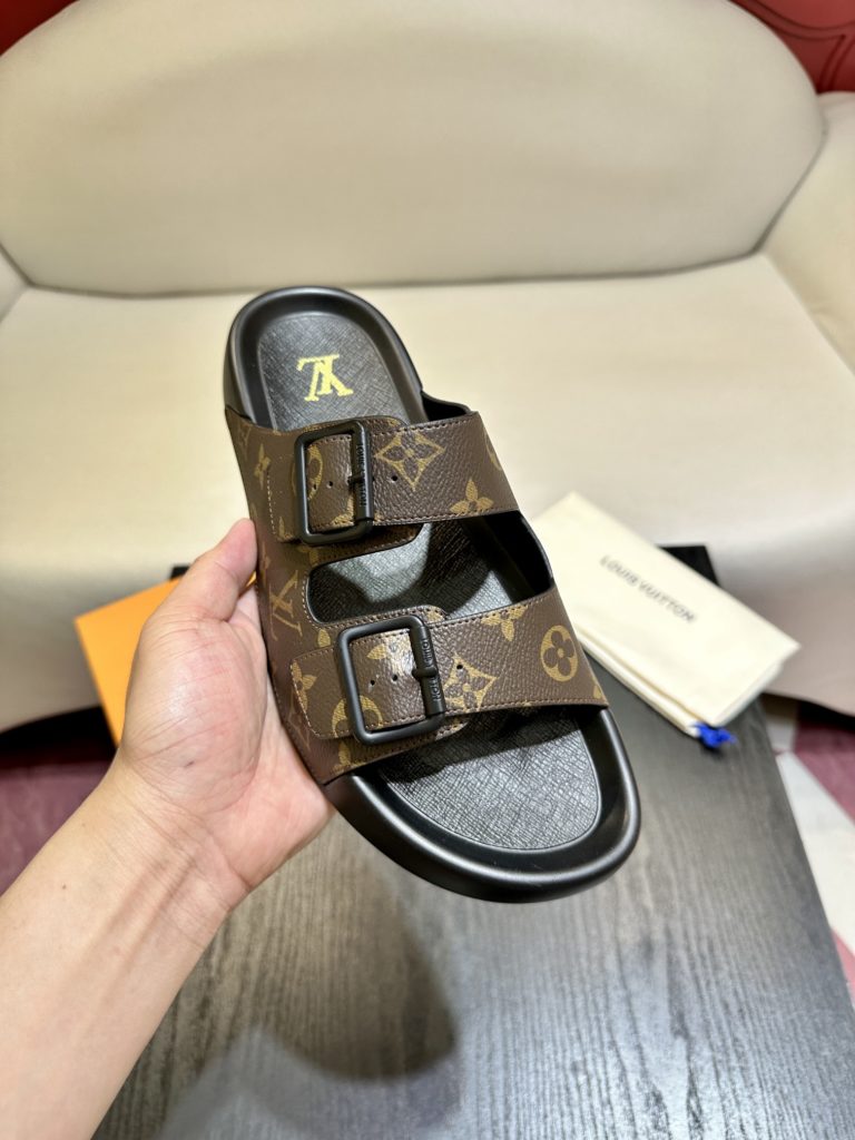 LV Louis Vuitton sandals luxury men's slippers, 1:1 high-end quality, original material, relaxed and comfortable casual sunshine, the highest version of high-quality boutiques, must be entered in summer! Size：38-46