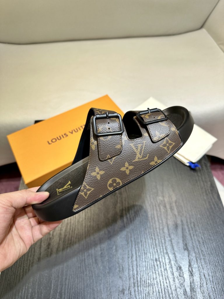 LV Louis Vuitton sandals luxury men's slippers, 1:1 high-end quality, original material, relaxed and comfortable casual sunshine, the highest version of high-quality boutiques, must be entered in summer! Size：38-46