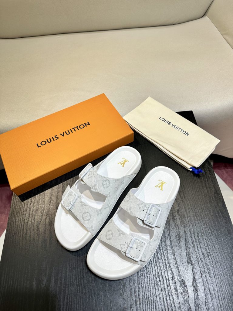 LV Louis Vuitton sandals luxury men's slippers, 1:1 high-end quality, original material, relaxed and comfortable casual sunshine, the highest version of high-quality boutiques, must be entered in summer! Size：38-46