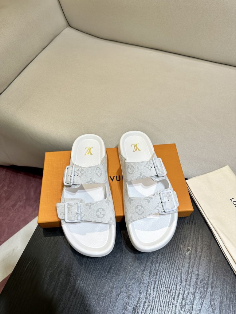 LV Louis Vuitton sandals luxury men's slippers, 1:1 high-end quality, original material, relaxed and comfortable casual sunshine, the highest version of high-quality boutiques, must be entered in summer! Size：38-46