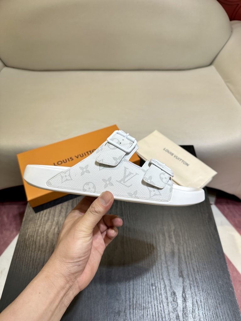 LV Louis Vuitton sandals luxury men's slippers, 1:1 high-end quality, original material, relaxed and comfortable casual sunshine, the highest version of high-quality boutiques, must be entered in summer! Size：38-46