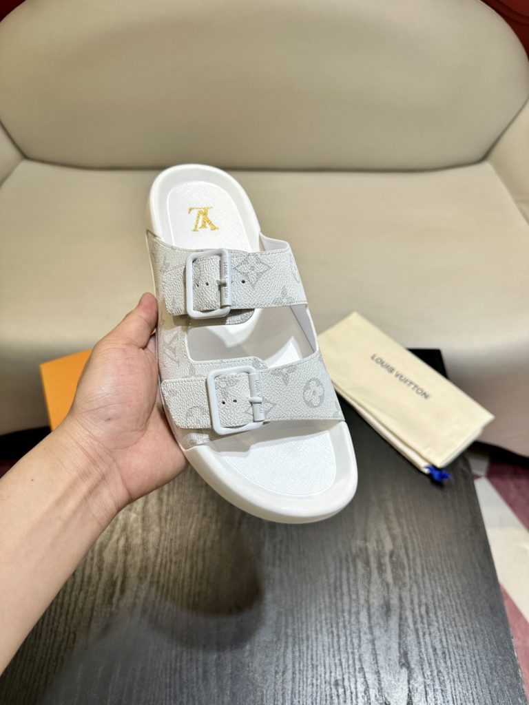 LV Louis Vuitton sandals luxury men's slippers, 1:1 high-end quality, original material, relaxed and comfortable casual sunshine, the highest version of high-quality boutiques, must be entered in summer! Size：38-46