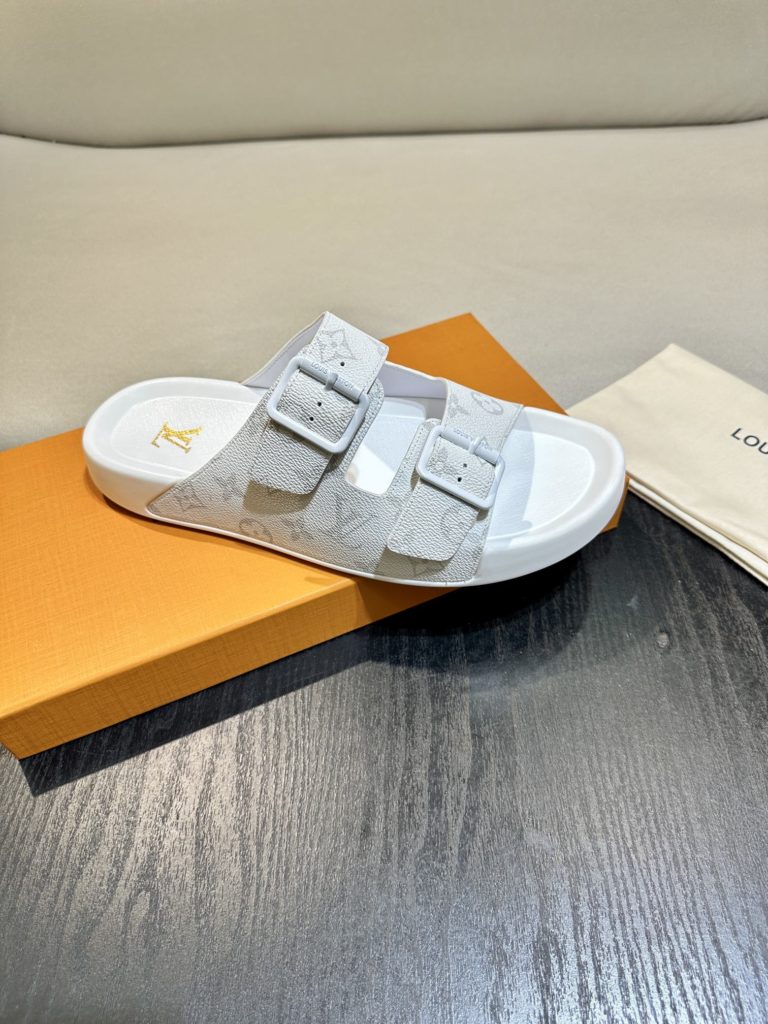 LV Louis Vuitton sandals luxury men's slippers, 1:1 high-end quality, original material, relaxed and comfortable casual sunshine, the highest version of high-quality boutiques, must be entered in summer! Size：38-46