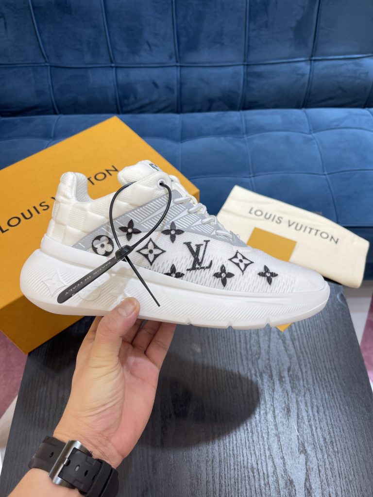 LV Louis Vuitton Shoe Show Up Shoe uses Monogram and Damier patterns to build a soft knit upper, with a thick but lightweight rubber outsole, which is decorated with the Louis Vuitton logo and Monogram flowers. SIZE 38-45