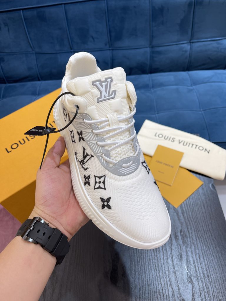 LV Louis Vuitton Shoe Show Up Shoe uses Monogram and Damier patterns to build a soft knit upper, with a thick but lightweight rubber outsole, which is decorated with the Louis Vuitton logo and Monogram flowers. SIZE 38-45