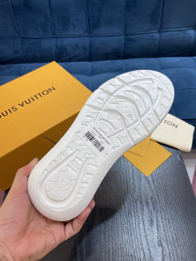 LV Louis Vuitton Shoe Show Up Shoe uses Monogram and Damier patterns to build a soft knit upper, with a thick but lightweight rubber outsole, which is decorated with the Louis Vuitton logo and Monogram flowers. SIZE 38-45