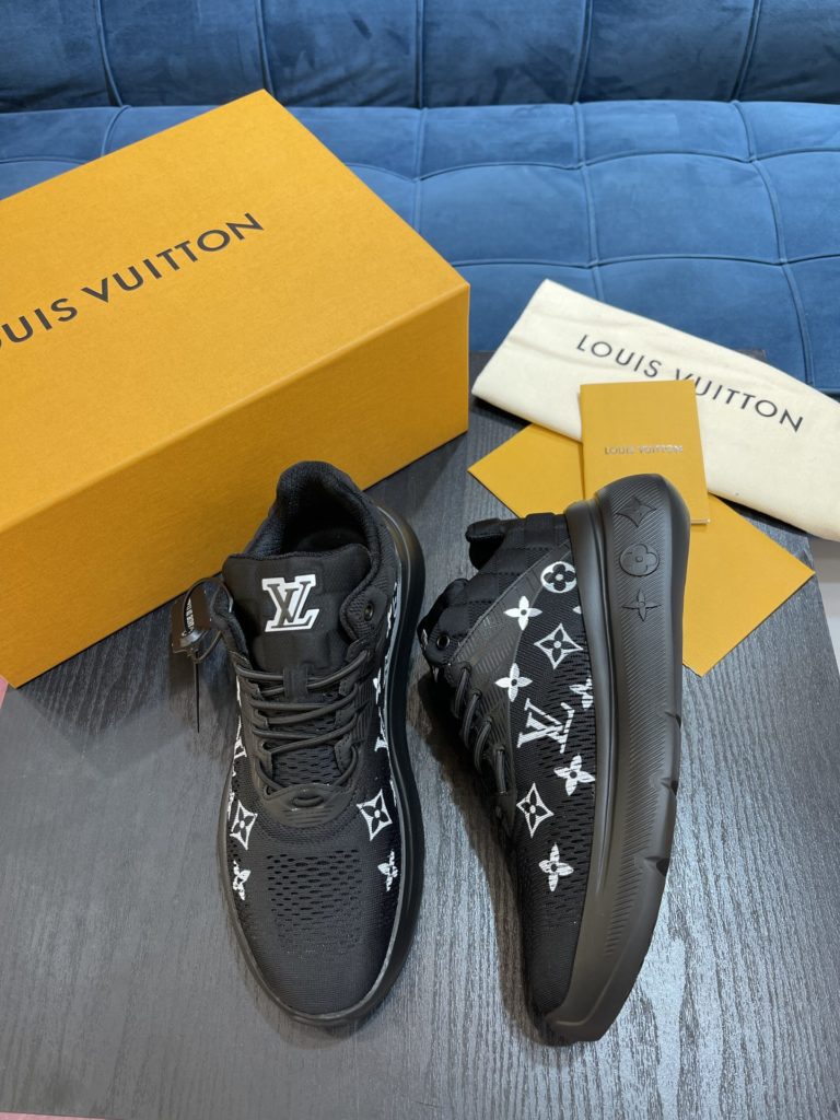 LV Louis Vuitton Shoe Show Up Shoe uses Monogram and Damier patterns to build a soft knit upper, with a thick but lightweight rubber outsole, which is decorated with the Louis Vuitton logo and Monogram flowers. SIZE 38-45