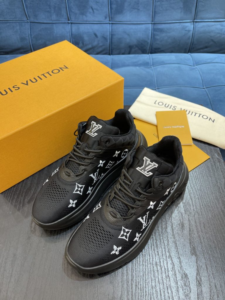 LV Louis Vuitton Shoe Show Up Shoe uses Monogram and Damier patterns to build a soft knit upper, with a thick but lightweight rubber outsole, which is decorated with the Louis Vuitton logo and Monogram flowers. SIZE 38-45