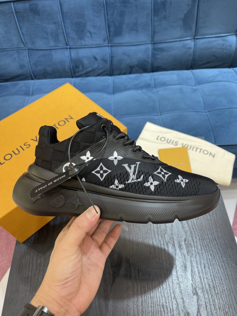 LV Louis Vuitton Shoe Show Up Shoe uses Monogram and Damier patterns to build a soft knit upper, with a thick but lightweight rubber outsole, which is decorated with the Louis Vuitton logo and Monogram flowers. SIZE 38-45