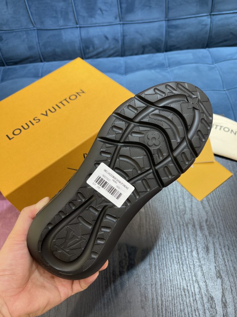 LV Louis Vuitton Shoe Show Up Shoe uses Monogram and Damier patterns to build a soft knit upper, with a thick but lightweight rubber outsole, which is decorated with the Louis Vuitton logo and Monogram flowers. SIZE 38-45