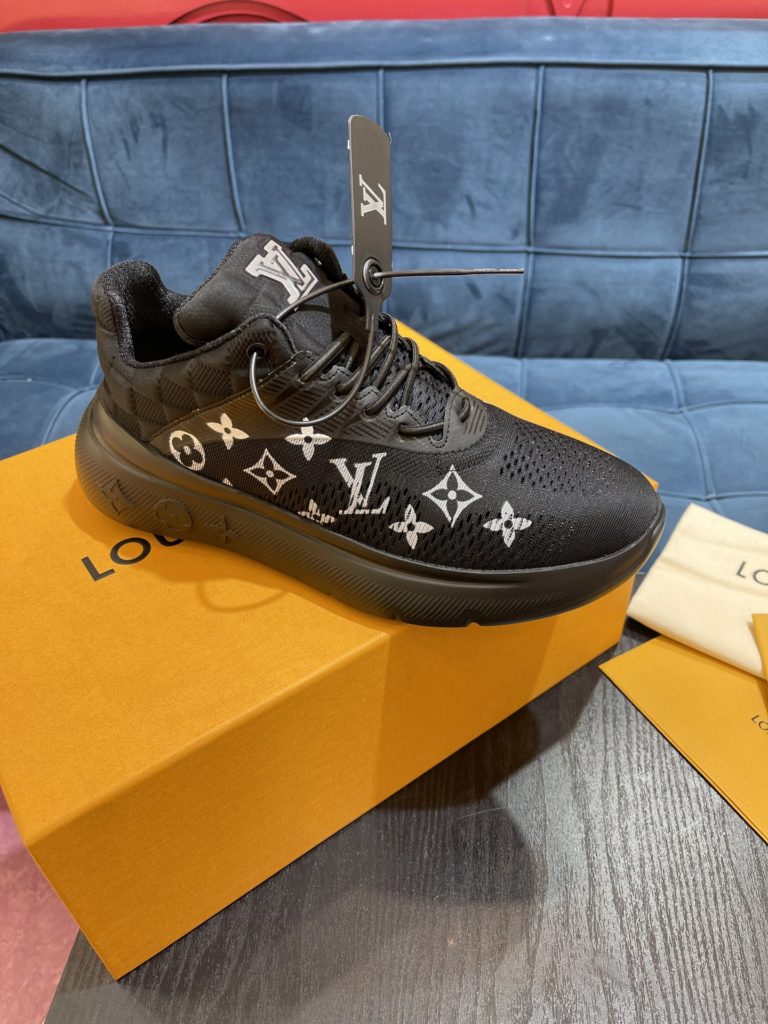 LV Louis Vuitton Shoe Show Up Shoe uses Monogram and Damier patterns to build a soft knit upper, with a thick but lightweight rubber outsole, which is decorated with the Louis Vuitton logo and Monogram flowers. SIZE 38-45