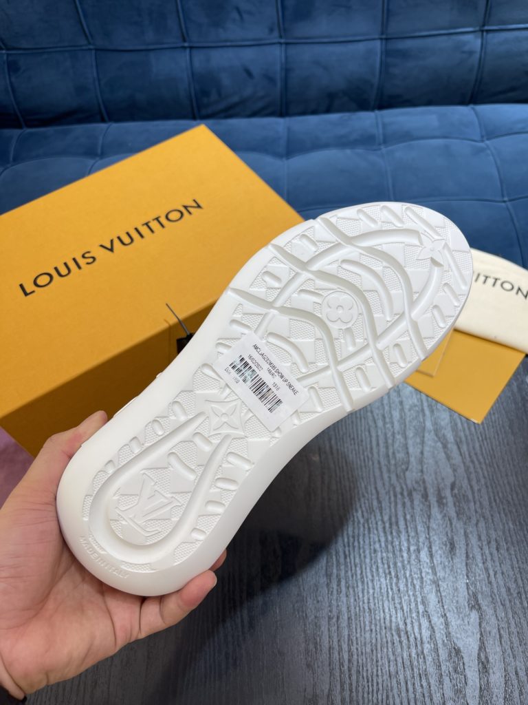 LV Louis Vuitton Shoe Show Up Shoe uses Monogram and Damier patterns to build a soft knit upper, with a thick but lightweight rubber outsole, which is decorated with the Louis Vuitton logo and Monogram flowers. SIZE 38-45