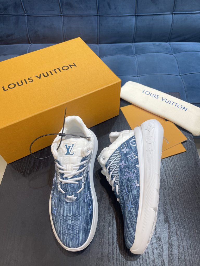 LV Louis Vuitton Shoe Show Up Shoe uses Monogram and Damier patterns to build a soft knit upper, with a thick but lightweight rubber outsole, which is decorated with the Louis Vuitton logo and Monogram flowers. SIZE 38-45