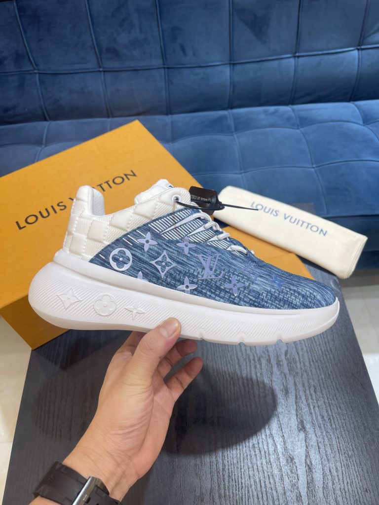 LV Louis Vuitton Shoe Show Up Shoe uses Monogram and Damier patterns to build a soft knit upper, with a thick but lightweight rubber outsole, which is decorated with the Louis Vuitton logo and Monogram flowers. SIZE 38-45