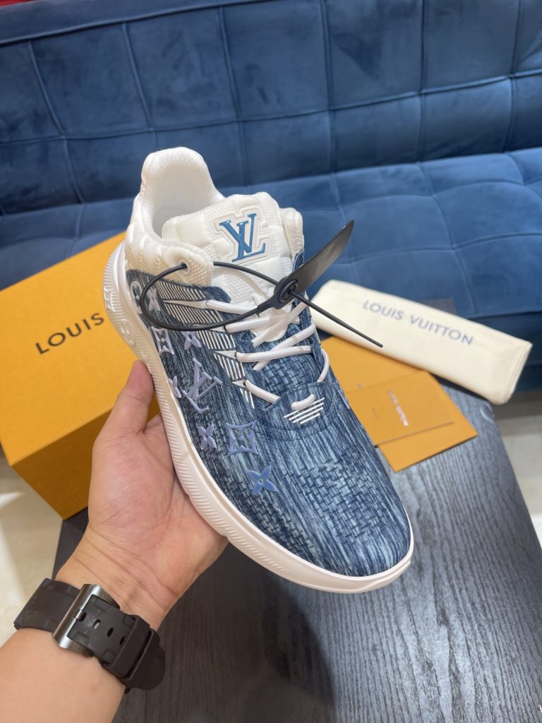 LV Louis Vuitton Shoe Show Up Shoe uses Monogram and Damier patterns to build a soft knit upper, with a thick but lightweight rubber outsole, which is decorated with the Louis Vuitton logo and Monogram flowers. SIZE 38-45