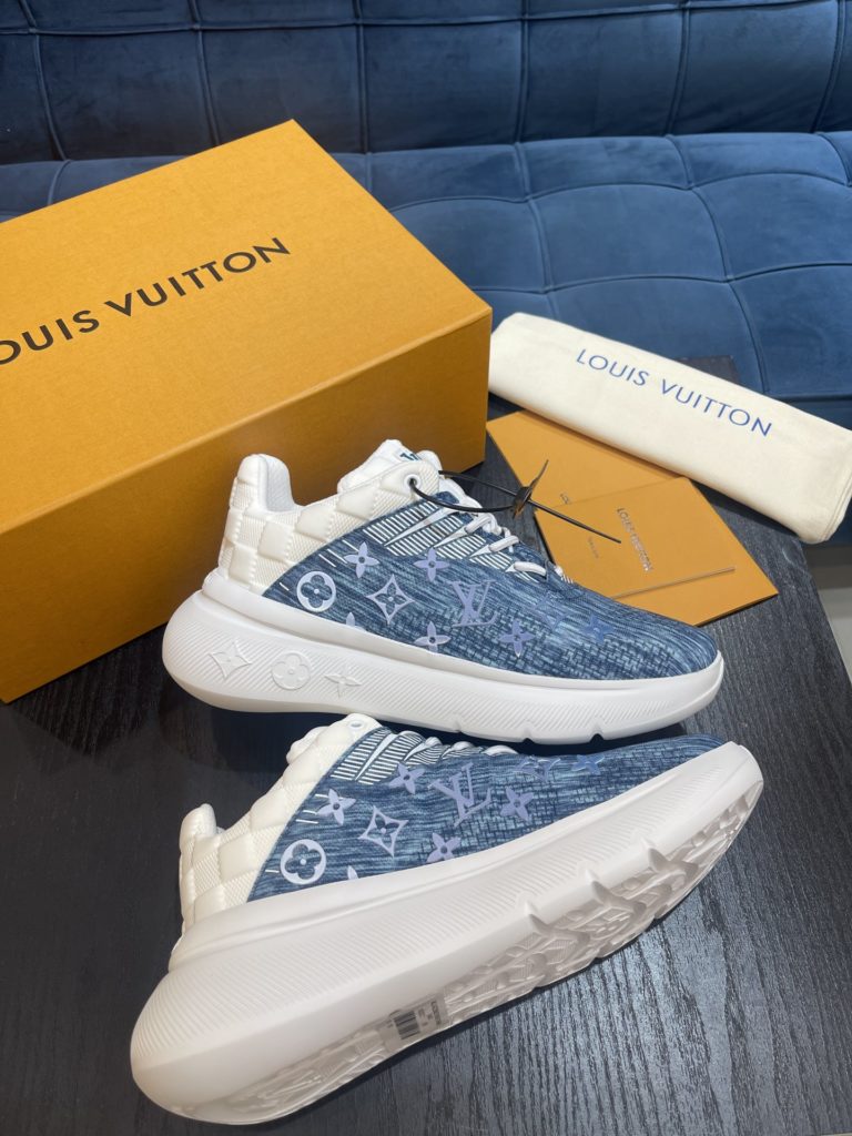 LV Louis Vuitton Shoe Show Up Shoe uses Monogram and Damier patterns to build a soft knit upper, with a thick but lightweight rubber outsole, which is decorated with the Louis Vuitton logo and Monogram flowers. SIZE 38-45