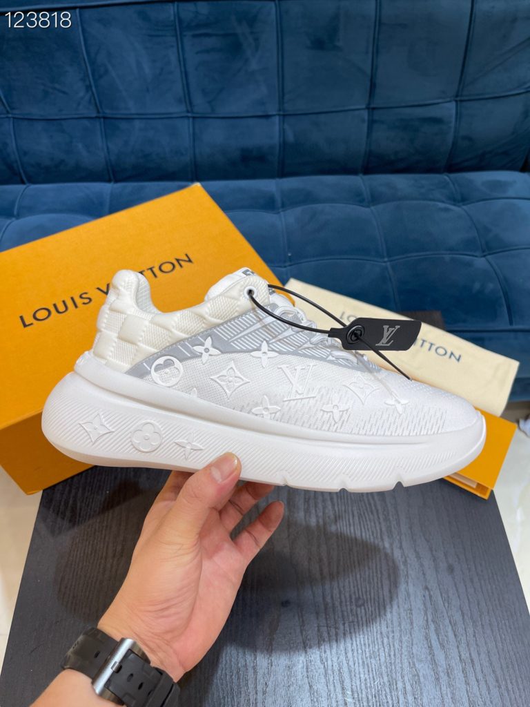 LV Louis Vuitton Shoe Show Up Shoe uses Monogram and Damier patterns to build a soft knit upper, with a thick but lightweight rubber outsole, which is decorated with the Louis Vuitton logo and Monogram flowers. SIZE 38-45