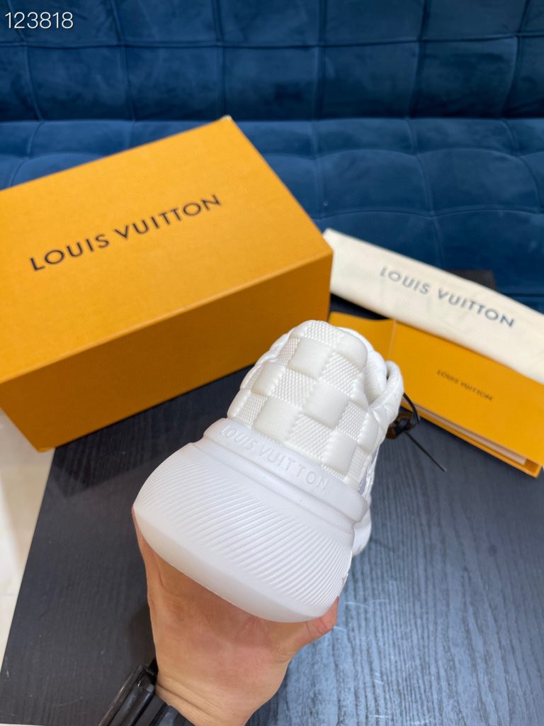 LV Louis Vuitton Shoe Show Up Shoe uses Monogram and Damier patterns to build a soft knit upper, with a thick but lightweight rubber outsole, which is decorated with the Louis Vuitton logo and Monogram flowers. SIZE 38-45