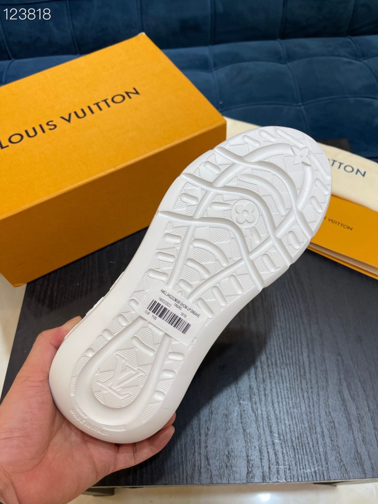 LV Louis Vuitton Shoe Show Up Shoe uses Monogram and Damier patterns to build a soft knit upper, with a thick but lightweight rubber outsole, which is decorated with the Louis Vuitton logo and Monogram flowers. SIZE 38-45